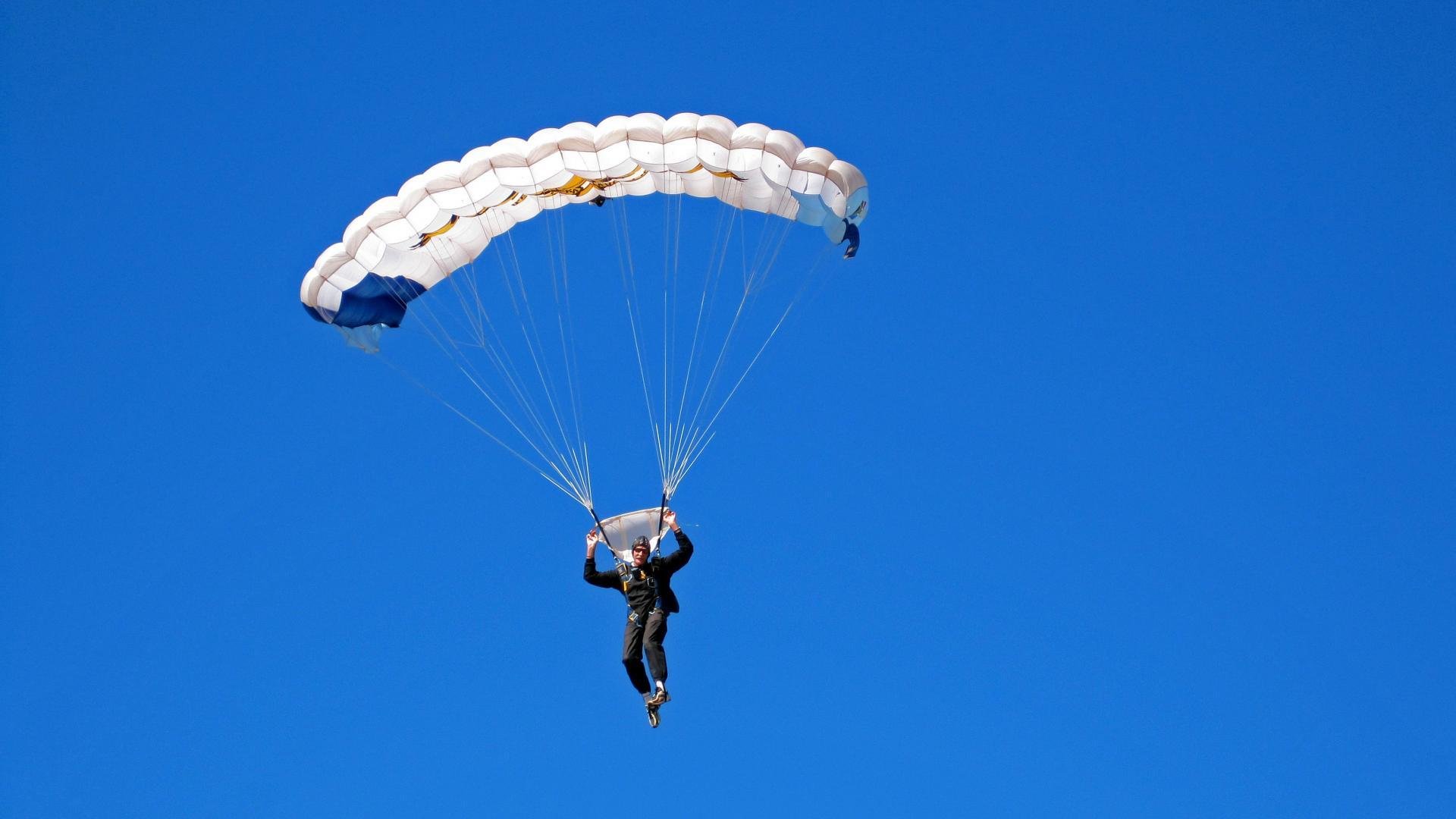 _虚拟实境自行车赛：穿越全球名胜_，驾驶自行车虚拟